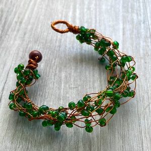 Bracelet with copper wire and green seed beads